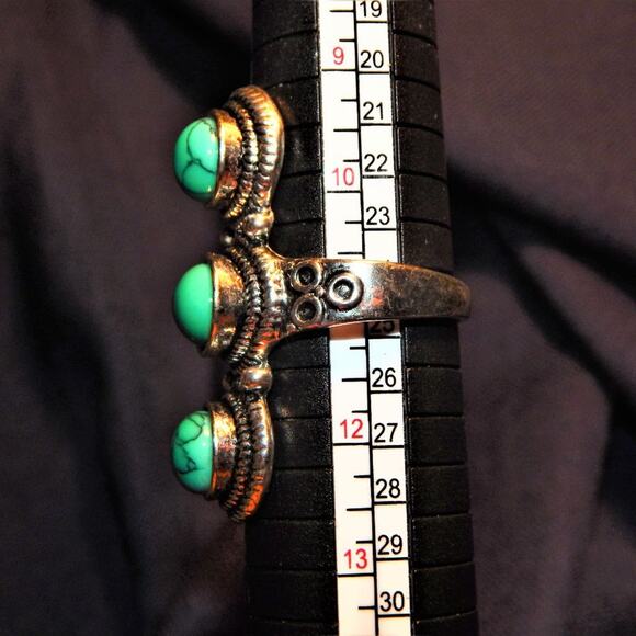 Size 11~ Three Stone Faux Turquoise Ring - Picture 5 of 6